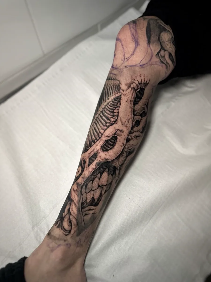 Tatuaje blackwork de gran formato realizado por Safo Sepulcro