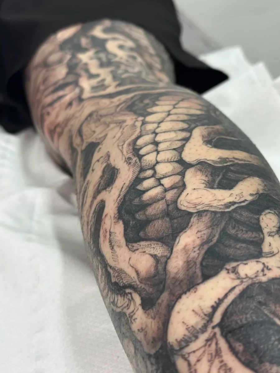 Tatuaje blackwork anatómico realizado por Safo Sepulcro